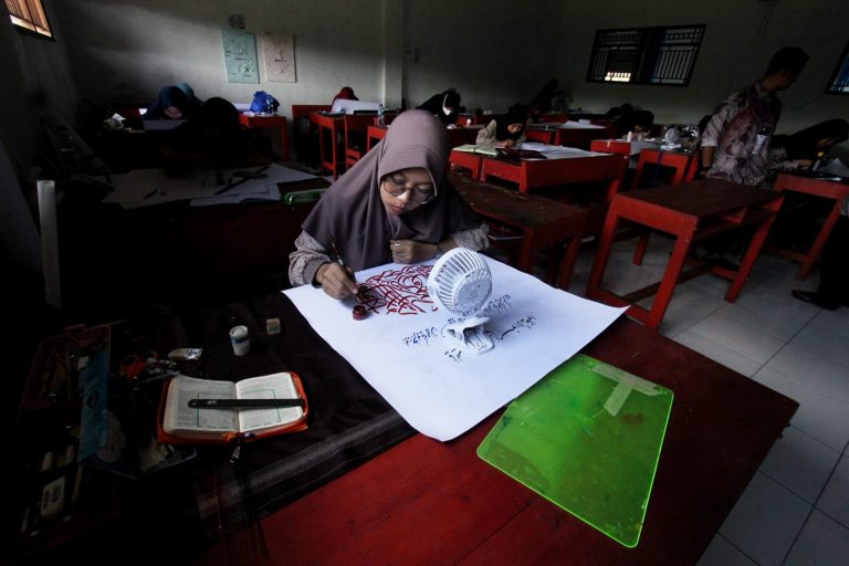 Di Tengah Cahaya Yang Minim Lomba Kaligrafi Terus Berlanjut Di Tengah Cahaya Yang Minim Lomba Kaligrafi Terus Berlanjut