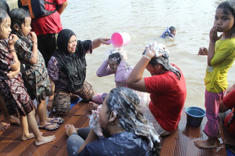 Tradisi Keramas Bersama di Sungai Cisadane Jelang Ramadhan