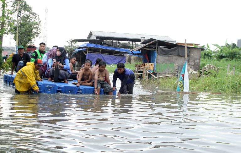 Intensitas Hujan Yang Tinggi Lumpuhkan Jalan Penghubung