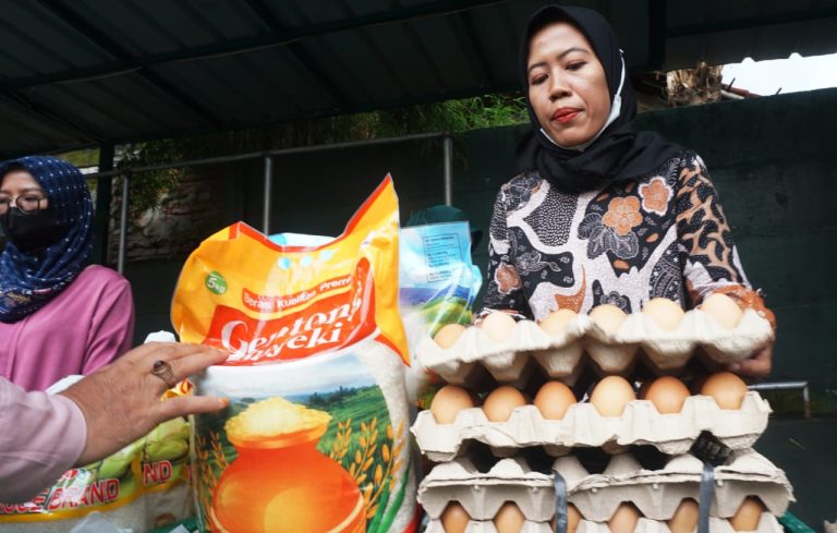 Para Ibu-Ibu Serbu Bazar Sembako Murah Di Koramil 04 Ciledug