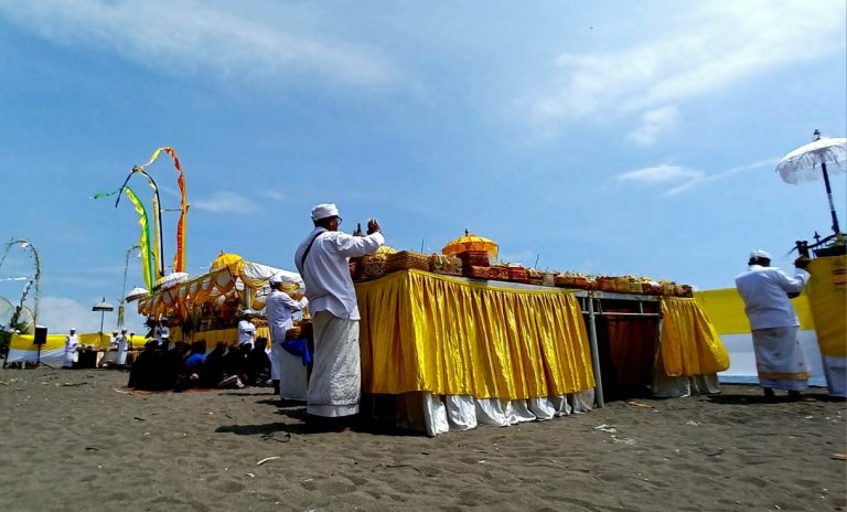 Umat Hindu Gelar Melasti di Pantai Tanjung Pasir