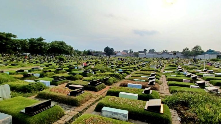 Warga Ziarah Makam di TPU Selapajang Kota Tangerang Jelang Puasa Ramadhan