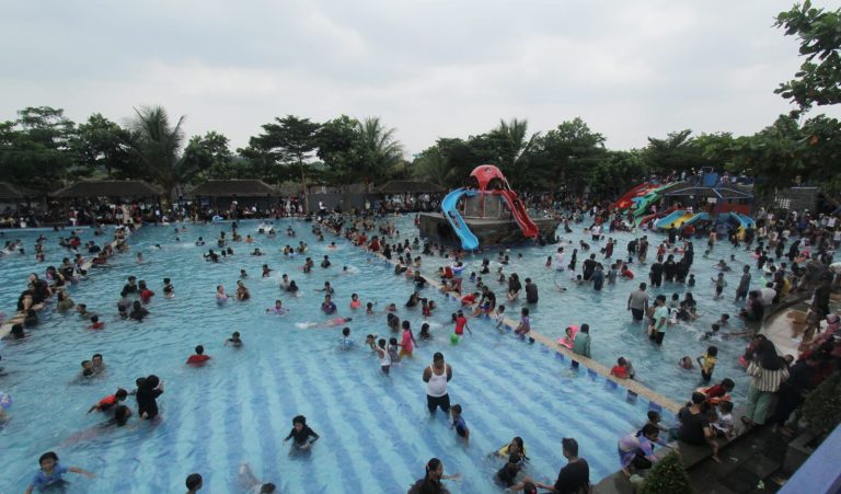 Ribuan Warga Padati Boash Waterpark di H+4 Lebaran