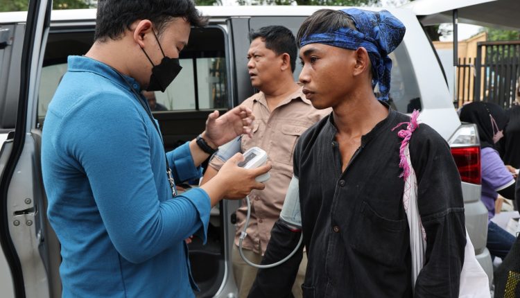 Tim Dinas Kesehatan Pemprov Banten sedang memeriksa tekanan darah pada salah satu masyarakat suku Baduy