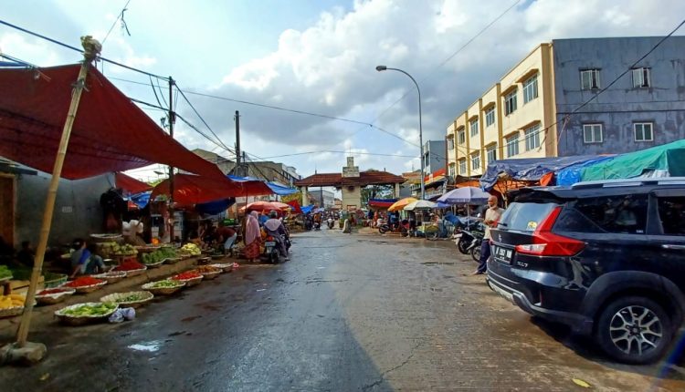Pedagang di pinggiran jalan Pasar Anyar Kota Tangerang