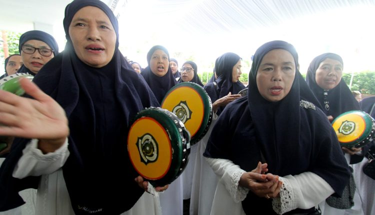 Ibu-ibu majelis taklim sedang menghibur para caleg halaman kantor KPU Kota Tangerang