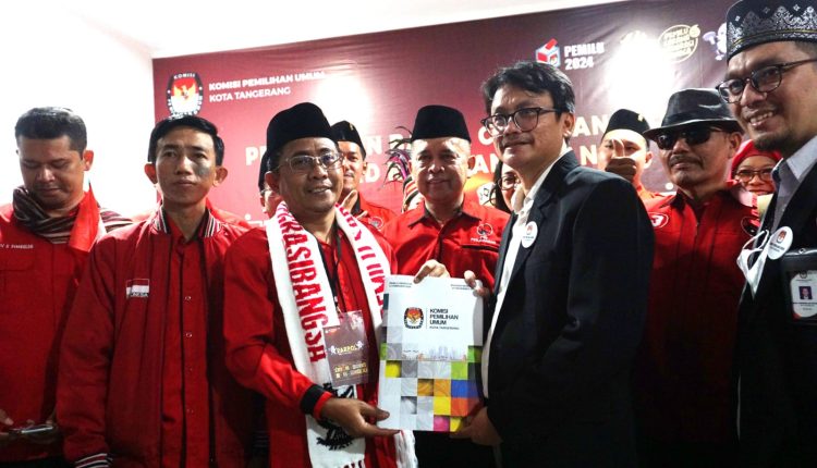 Foto ketua DPC PDIP dengan Ketua KPU Kota Tangerang