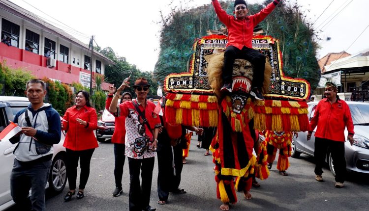 Reog Menopang ketua DPC PDIP Kota Tangerang diatas kepala singa