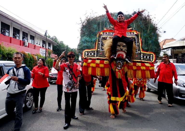 Reog Antar Caleg Ke KPU Kota Tangerang