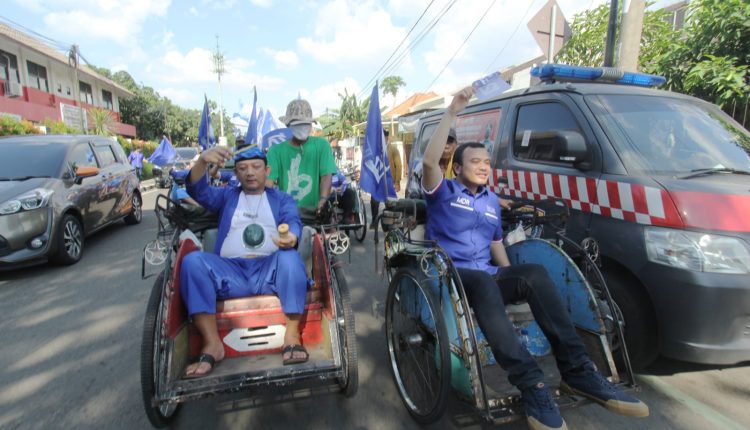 Ketua DPD Dwiki Ramadhani bersama Sekjen Dedi Hasbullah antarkan bacaleg PAN naik Becak