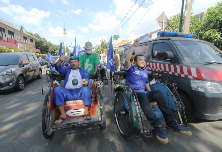 PAN Antar Bacaleg Ke KPU Kota Tangerang Naik Becak