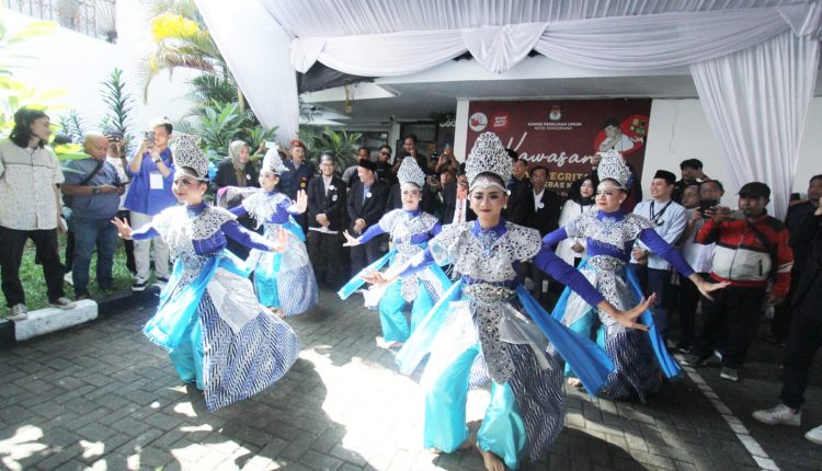 Para penari menyambut kedatangan rombongan bacaleg di halaman KPU Kota Tangerang