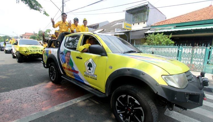 simpatisan GOLKAR Kota Tangerang menaiki mobil