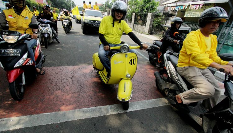 Simpatisan GOLKAR Kota Tangerang menaiki motor