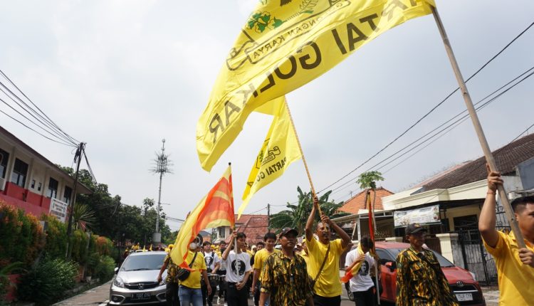 Ketua Dewan Pimpinan Daerah Partai Golkar Kota Tangerang Sachrudin langsung mengantarkan kontestan menuju Kantor KPU dengan berjalan kaki dari Stadion Benteng Reborn