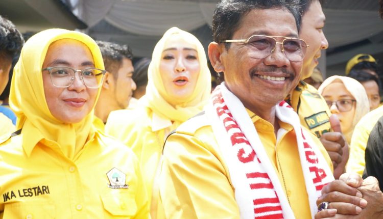 Ketua Dewan Pimpinan Daerah Partai Golkar Kota Tangerang Sachrudin beserta para kader,bacaleg,dan simpatisan di depan halaman KPU Kota Tangerang