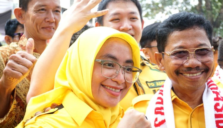 Ketua Dewan Pimpinan Daerah Partai Golkar Kota Tangerang Sachrudin beserta para kader,bacaleg,dan simpatisan di depan halaman KPU Kota Tangerang
