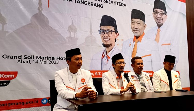 Ketua PKS Arif Wibowo (kedua kiri) memaparkan program PKS kepada awak media di Acara Halalbihalal yang di adakan di Hotel Solmarina Jatiuwung Kota Tangerang. Minggu (14/5/23).