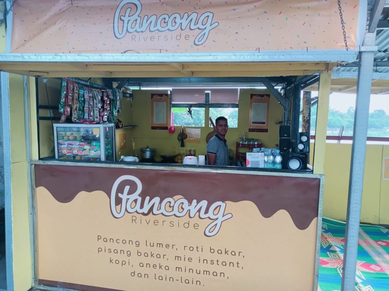 Menikmati Lumernya Kue Pancong Riverside Kota Tangerang