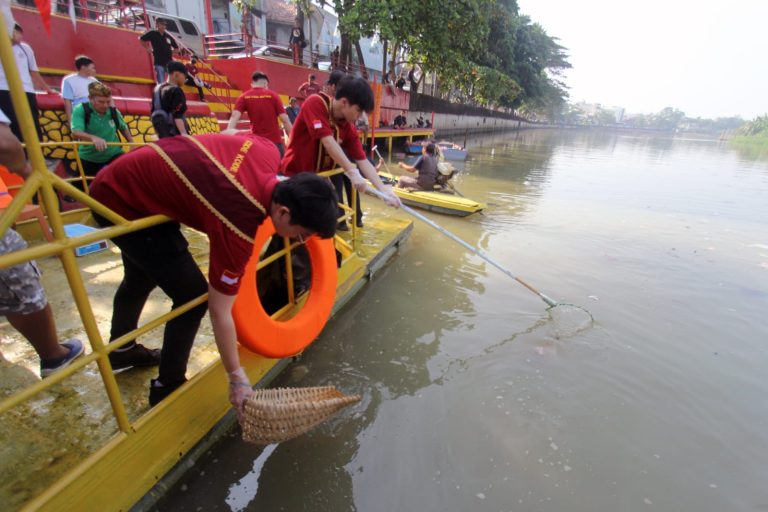 Operasi Bersih Sungai Cisadane Jelang Acara Peh Cun