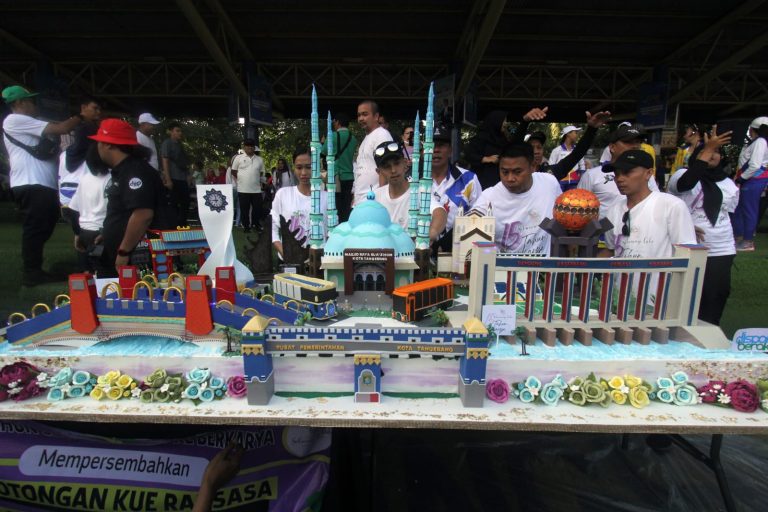 Pesta Kue Raksasa di Alun-Alun Ahmad Yani