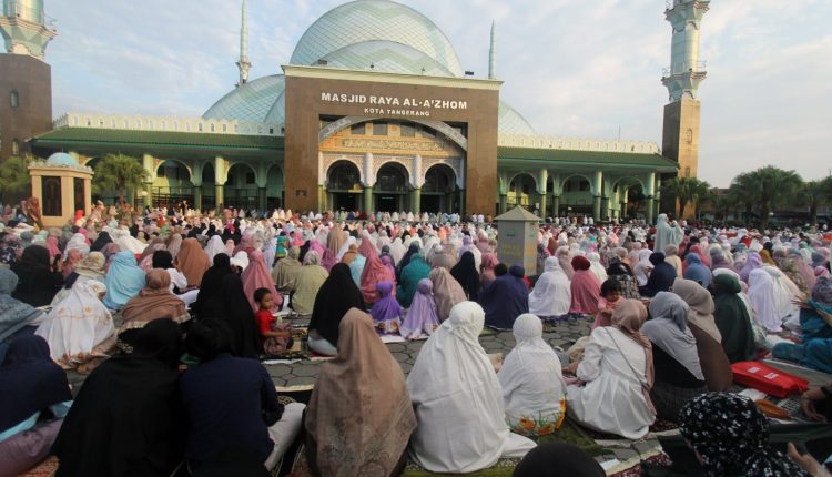 warga Kota Tangerang melakukan sholat Ied di Masjid Raya Al Azhom Kota Tangerang