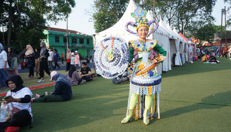 Festival HANI 2023 dengan kostum dari plastik bekas