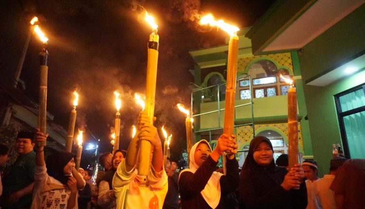 Remaja Putri Masjid ikut memegang obor