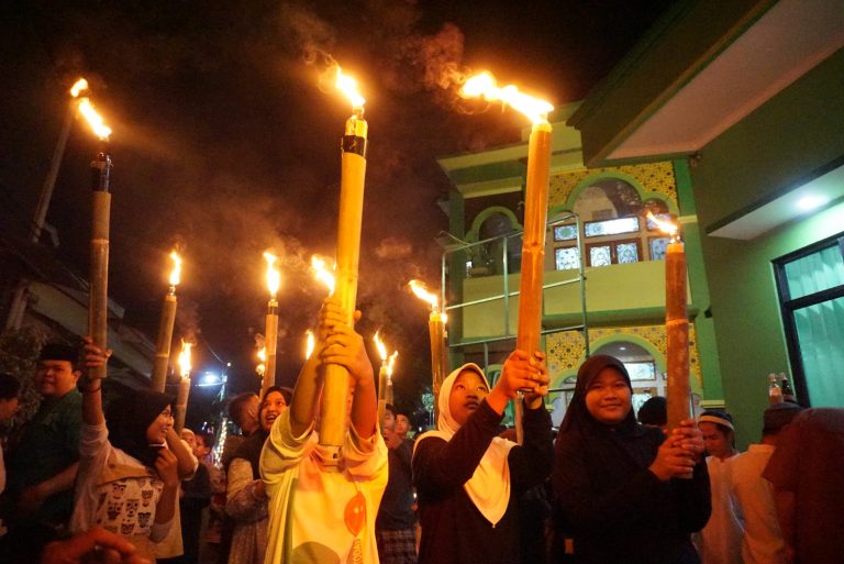 Tradisi Pawai Obor Menyambut 1 Muharam Tahun Baru Islam