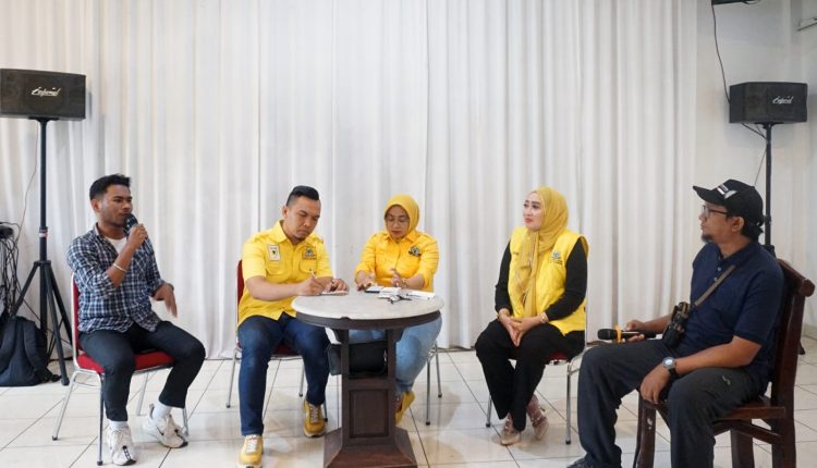 diskusi ringan bersama Fraksi Teras yang menghadirkan tiga Bacaleg DPRD Kota Tangerang dari Partai Golkar serta  para mahasiswa Kota Tangerang