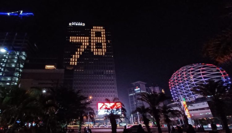 rangkaian lampu membentuk angka 78 yang menyala terang di facade gedung hotel Episode, Gading Serpong