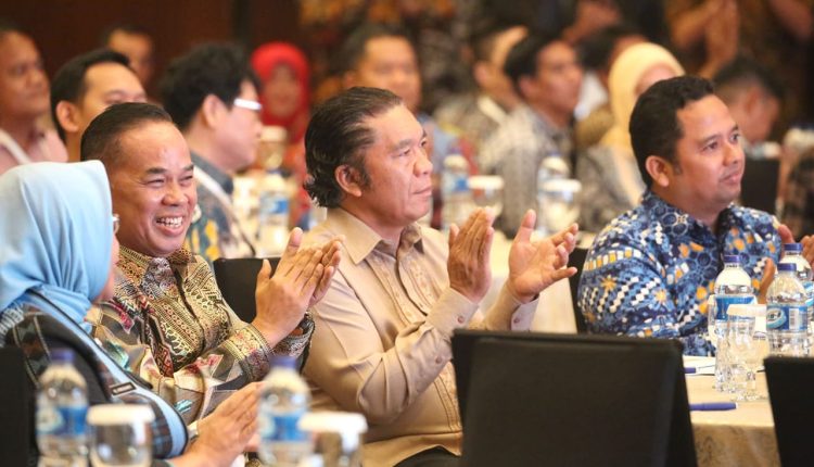 Penjabat (Pj) Gubernur Banten Al Muktabar mengatakan Pemerintah Provinsi Banten terus mendorong hilirisasi pada sektor industri, baik industri besar maupun kecil menengah. Tujuannya, untuk memberikan nilai tambah dalam pertumbuhan ekonomi daerah maupun nasional.