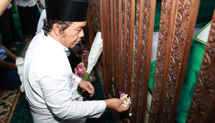 Penjabat (Pj) Gubernur Banten Al Muktabar melakukan ziarah ke makam Sultan Maulana Hasanudin di Komplek Masjid Agung Kesultanan Banten, Kecamatan Kasemen, Kota Serang, Selasa (3/10/2023)