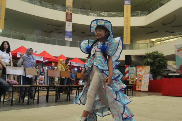 Pesta Rakyat Tangerang Gelar Fashion Show Dari Bahan Daur Ulang