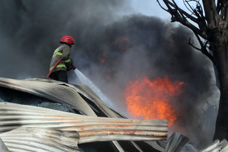 Kebakaran Hebat Gudang Limbah Palet Plastik di Tangerang