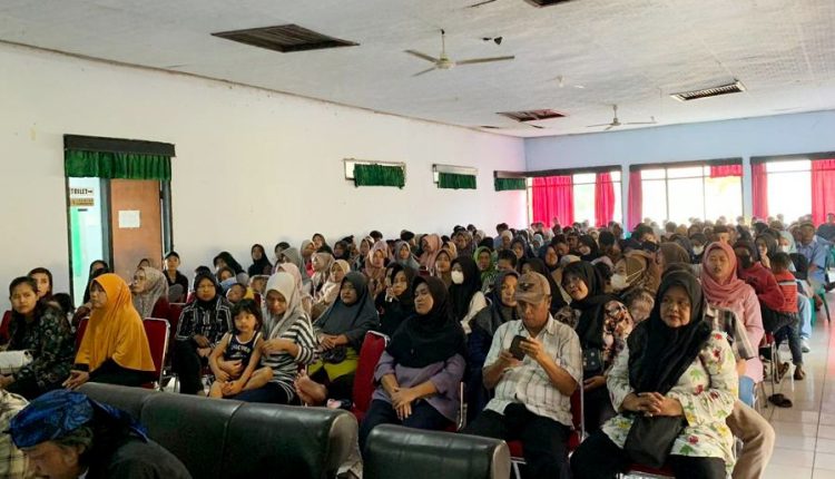 Sejumlah warga menghadiri acara seminar Literasi Digital Antisipasi Masyarakat Pandeglang Banten dari Maraknya Judi Online