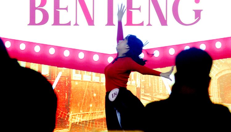 Kontestan Wanita Cide Kode Benteng 2024 sedang unjuk bakat menari