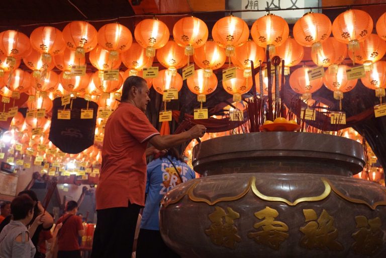 Dewa Chai Sen Bagi-Bagi Angpao Di Malam Imlek