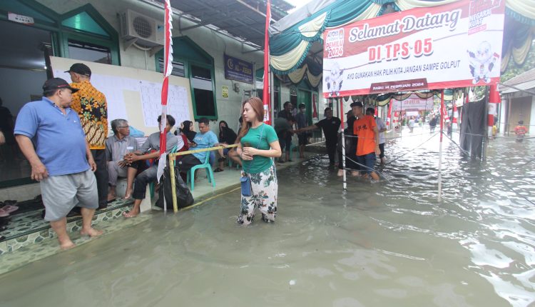 Warga Perumahan Kunciran Mas Permai RW.01 Kelurahan Kunciran Indah Kecamatan Pinang Kota Tangerang lakukan pencoblosan di Mushala al-Jihad  dikarenakan TPS yang terendam banjir