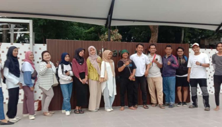 Komunitas Taman Potret dan Rumah Muda Indonesia berswa foto bersama setelah belajar fotografi jurnalistik di Situ Gede Tangerang