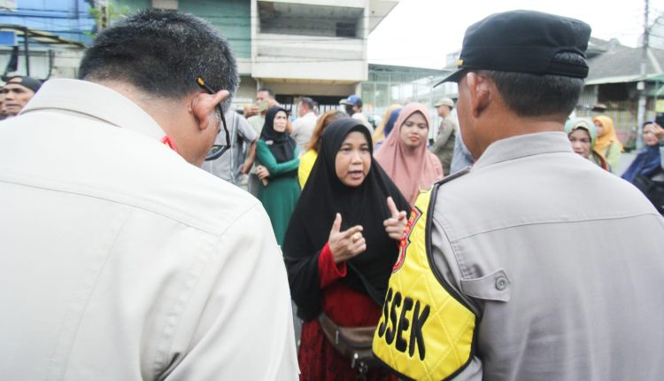 Aksi Demo para Pedagang Pasar Anyar di Depan Kantor PD Pasar Kota Tangerang yang dijaga ketat oleh Kepolisian dan Satpol PP Kota Tangerang