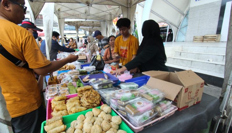 Aktivitas sore hari menjelang sore penjual Takjil di Pasar Lama Kota Tangerang  sedang melayan pembeli yang membeli aneka Tajil untuk menu berbuka puasa