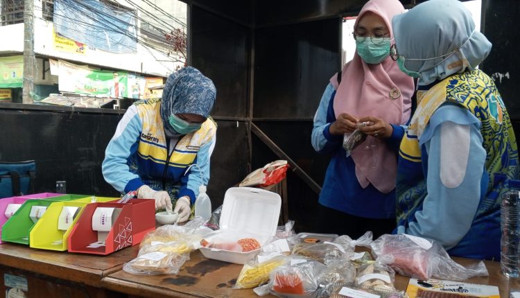 Petugas Dinkes Kota Tangerang sedang mengecek sampel makanan pedagang Pasar Lama Kota Tangerang