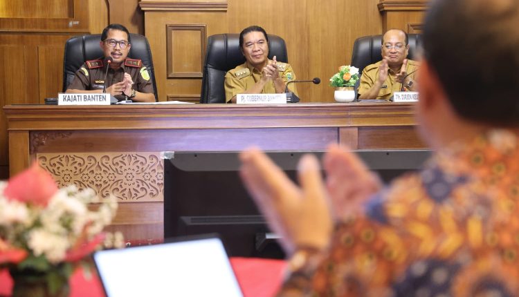 Penjabat (Pj) Gubernur Banten Al Muktabar mengajak seluruh Pemerintah Daerah (Pemda) se-Provinsi Banten untuk mengoptimalkan peran Bank Pembangunan Daerah Banten (Perseroda) Tbk atau Bank Banten