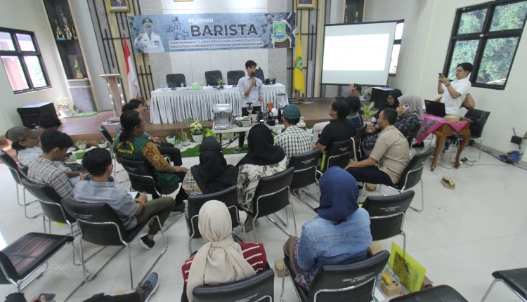 Sebanyak 20 pemuda Kota Tangerang sedang serius menerima pelajaran dari narasumber