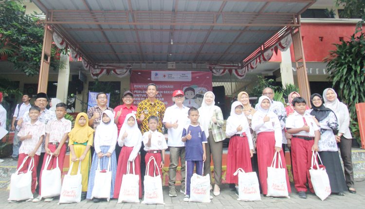 Pemberian bantuan pendidikan oleh Yayasan Peduli AMWAY  berkolaborasi dengan PMI Kota Tangerang