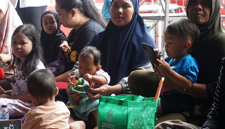 Para ibu-ibu mengantri imunisasi untuk bayinya di Posyandu Delima Cipondoh Tangerang