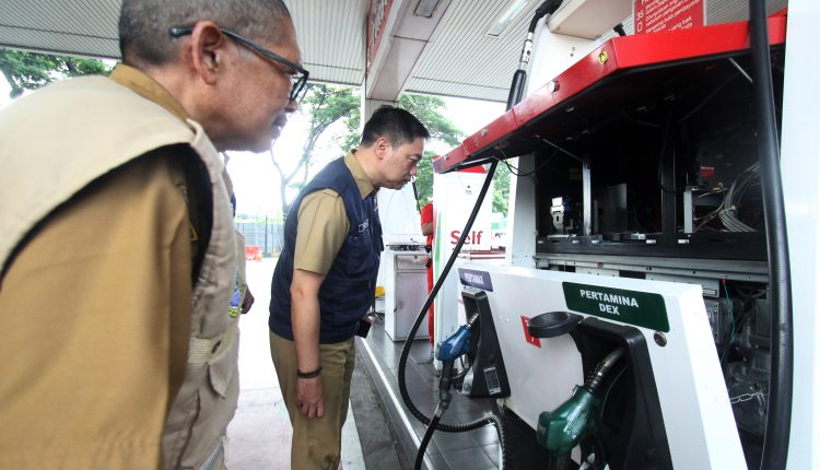 Petugas Disperindagkop Kota Tangerang sedang memeriksa mesin pengisian bensin