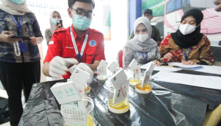 Petugas BNN Kota Tangerang melakukan tes urine di Terminal Poris Plawad , Kota Tangerang
