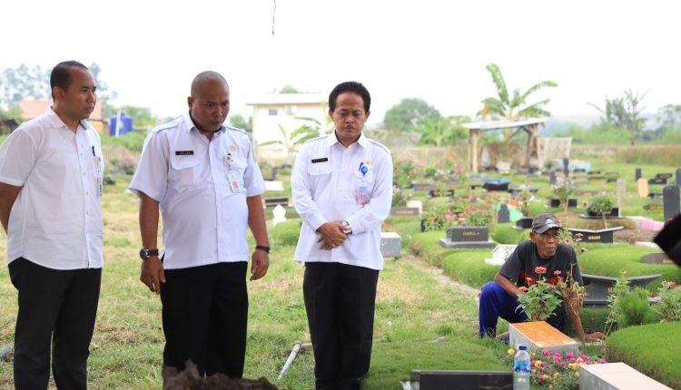 Kepala Dinas Sosial Kota Tangerang beserta staf menghadiri pemakaman